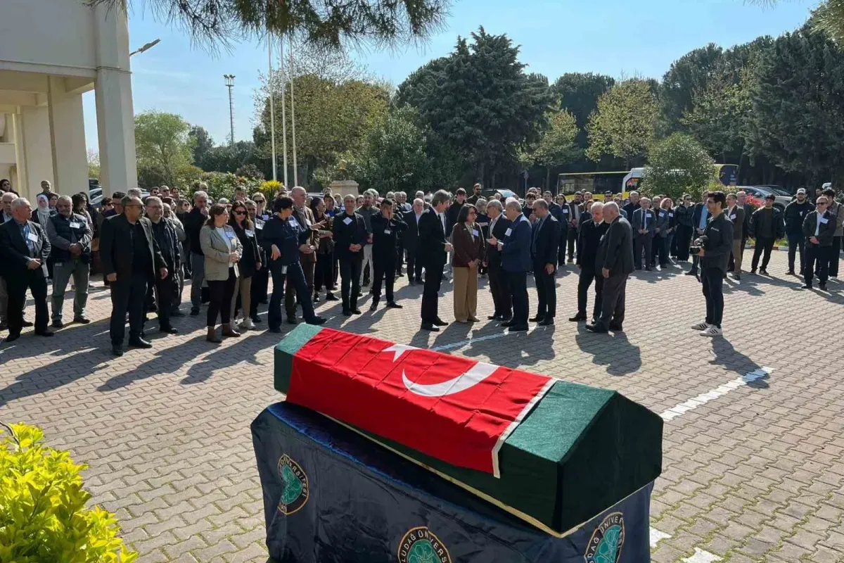 Akademisyen Doğan Yavaş, fakültesi önünden dualarla uğurlandı