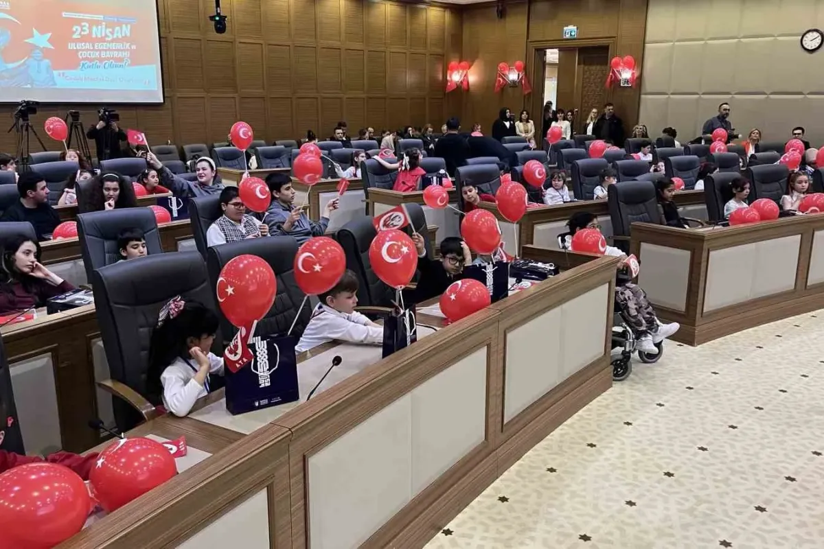 Bursalı çocuklar başkanlık ve meclis üyeliği koltuklarını devraldı