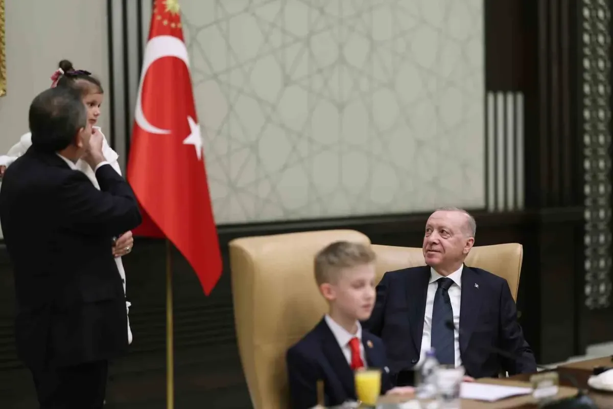 Cumhurbaşkanı Erdoğan, 23 Nisan’da koltuğunu Civan Boran'a devretti