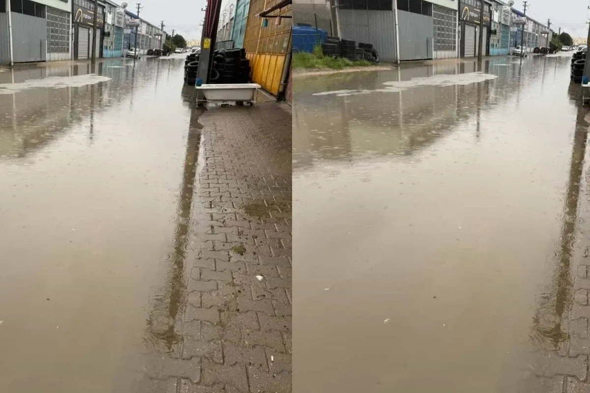 İnegöl'de caddeyi su bastı! Esnaf dükkanına giremedi