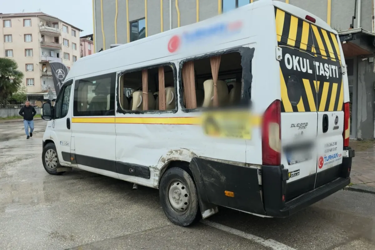 Servis minibüsü kaza yaptı 3 yaralı