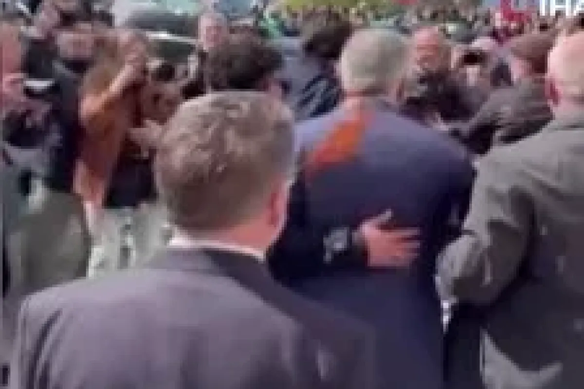 Siyasi isme domates soslu saldırı!