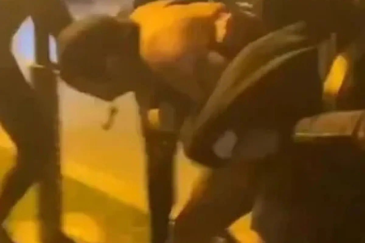 El ele yürüyen eşcinsel çift saldırıya uğradı