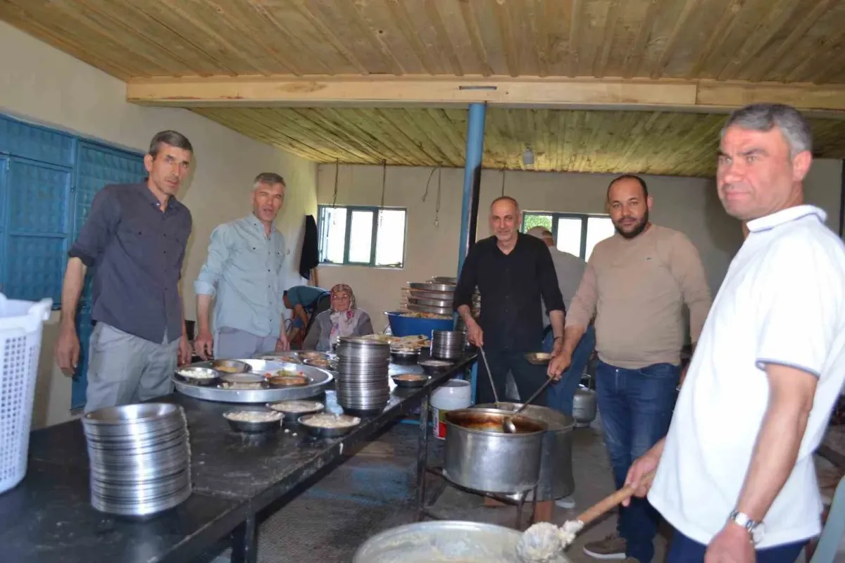 Gördes’te geleneksel köy hayrına yoğun katılım