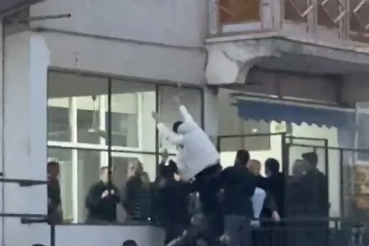 Sokak ortasında tekmeler, sopalar havada uçuştu