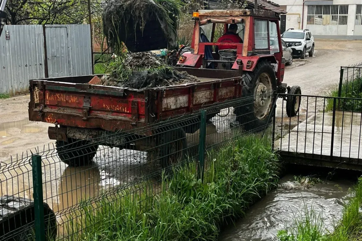 İnegöl Belediyesi Cerrah Mahallesi’nde sulama kanallarını temizledi