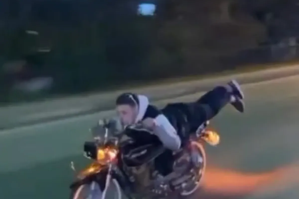 Motosiklet üzerinde tehlikeli şov