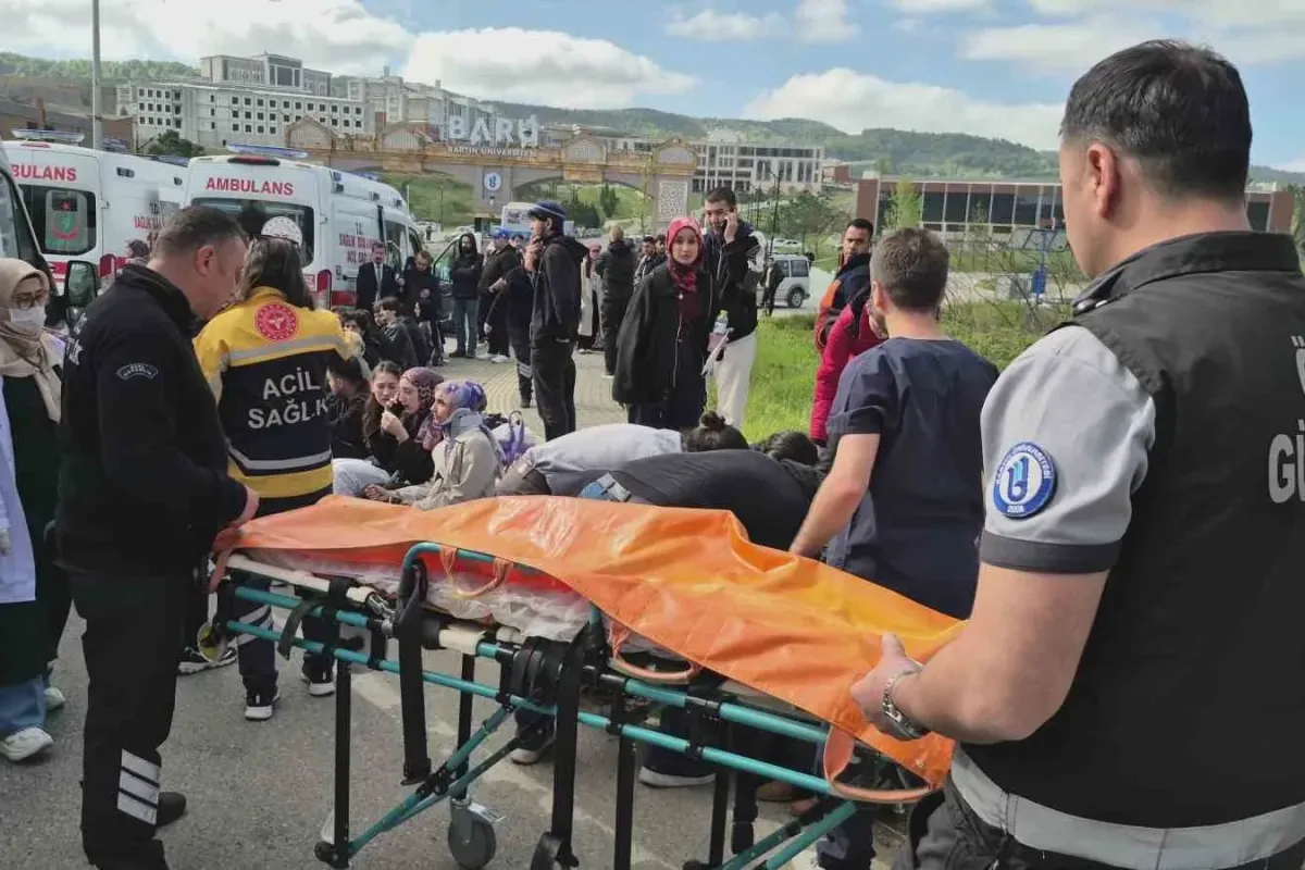 Bartın Üniversitesi önünde halk otobüsü devrildi: 44 yaralı