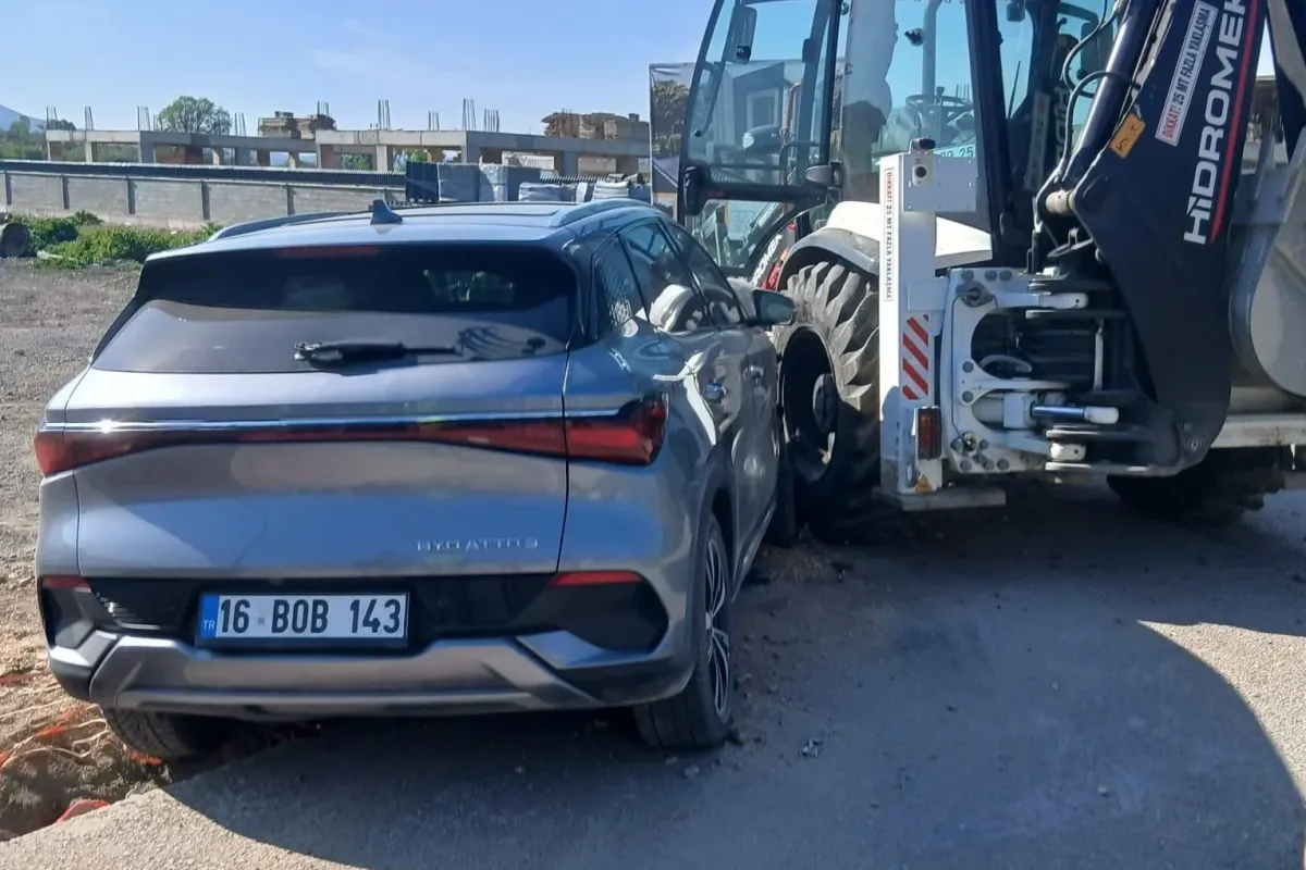 İnegöl’de otomobil iş makinesine çarptı: 1 yaralı