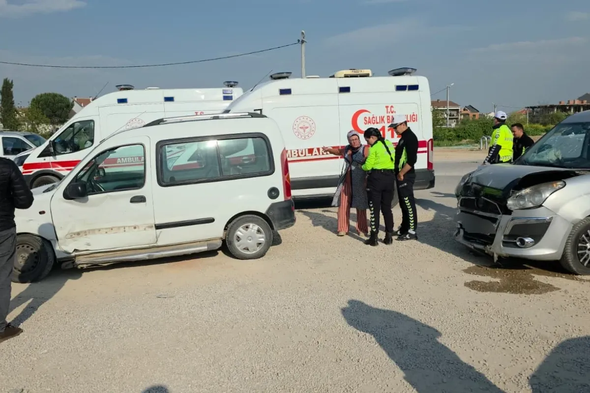 İnegöl'de korkutan kaza! 3 kişi hastanelik oldu