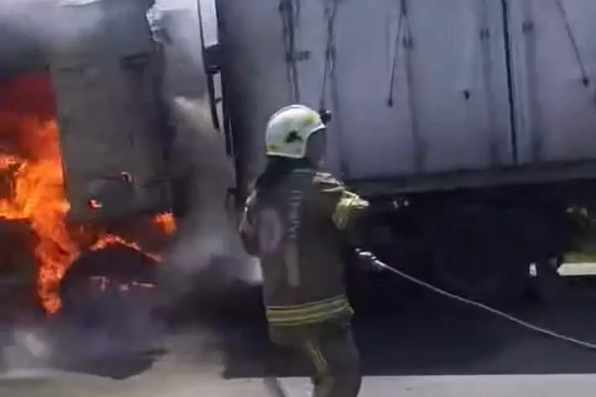 Seyir halindeki tır alev alev yandı