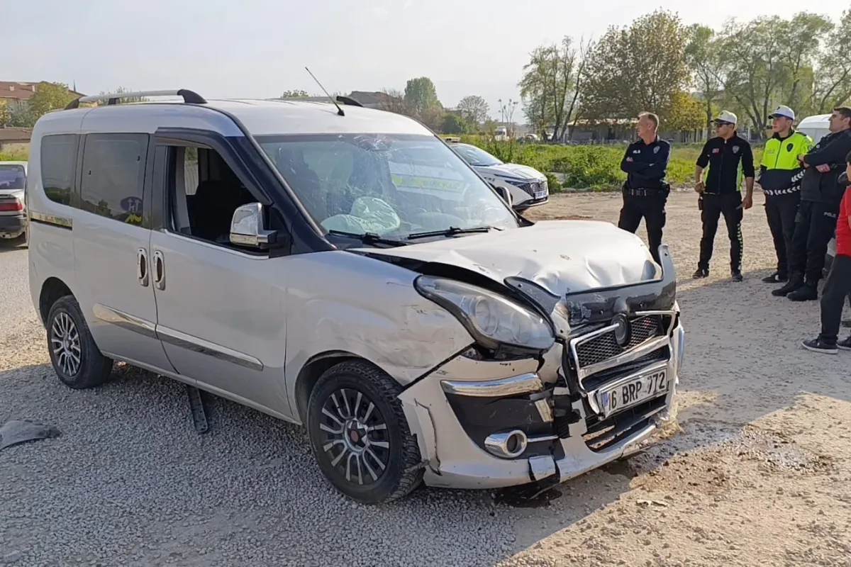 Bursa’da iki araç çarpıştı: 3 kişi yaralandı