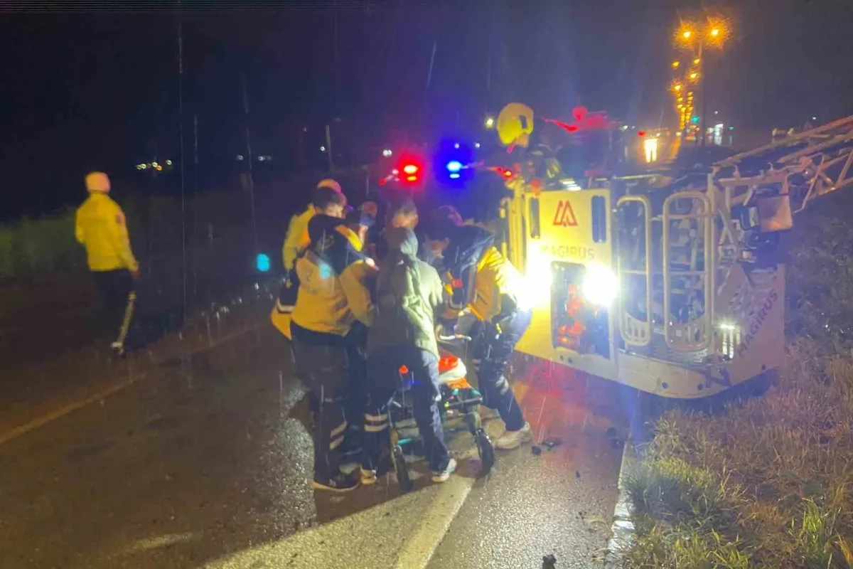 Balıkesir’de İzmir seferini yapan yolcu otobüsü devrildi: 3 ölü 26 yaralı