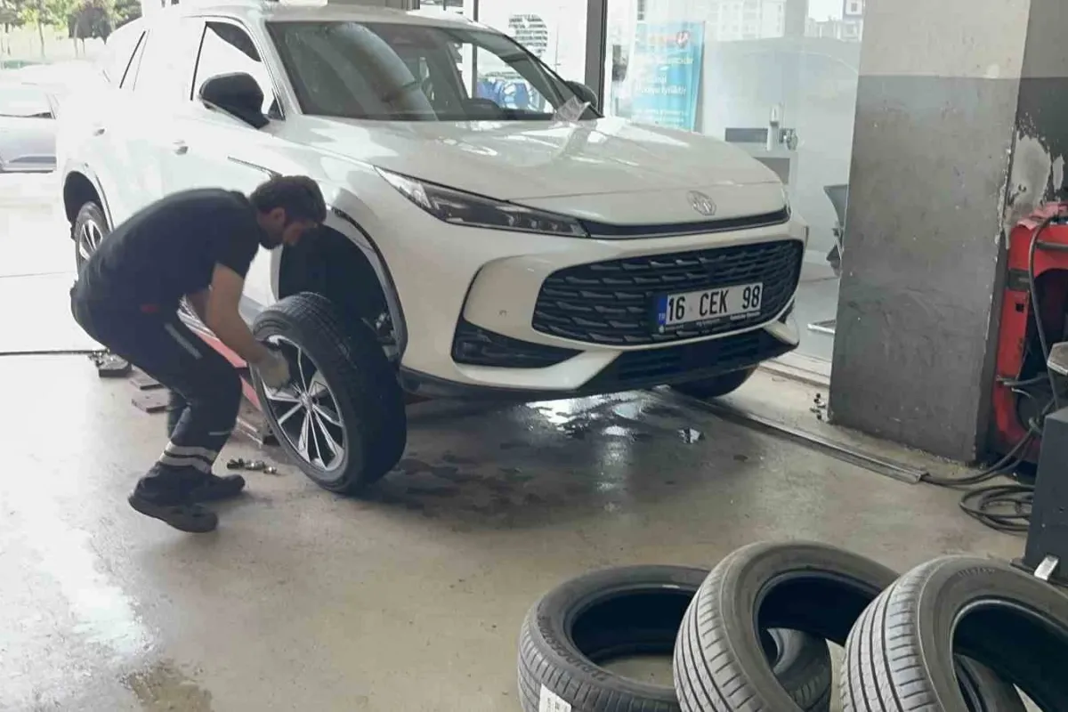 1 Mayıs’ta işçiler meydanda, lastikçiler tezgahta