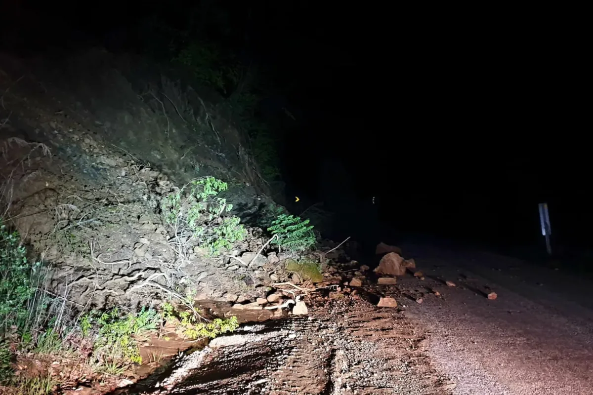 Toprak kayması nedeniyle köy yolu trafiğe kapandı