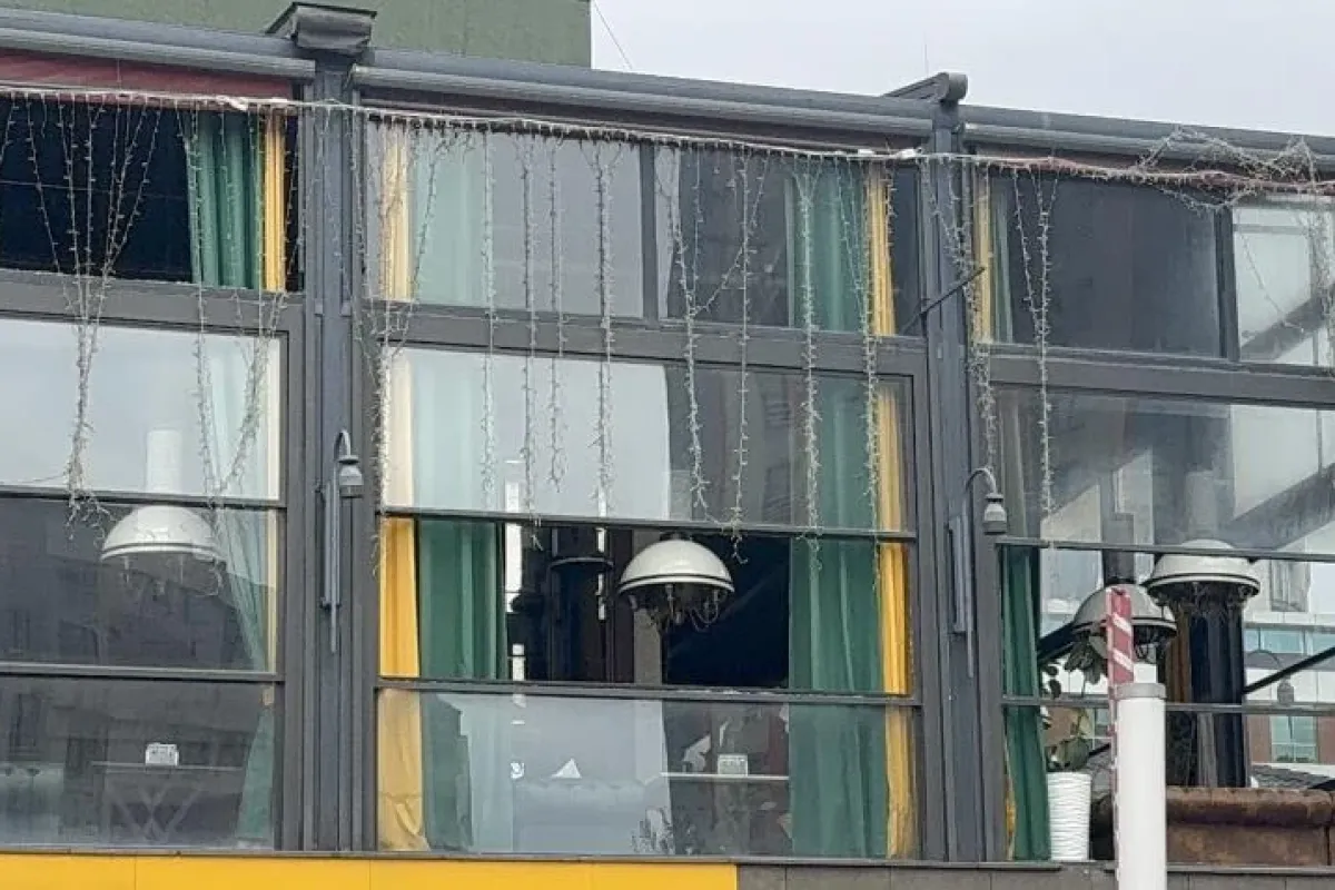 Bir çocuk kafeye kurşun yağdırdı! Üzerinden el bombası çıktı