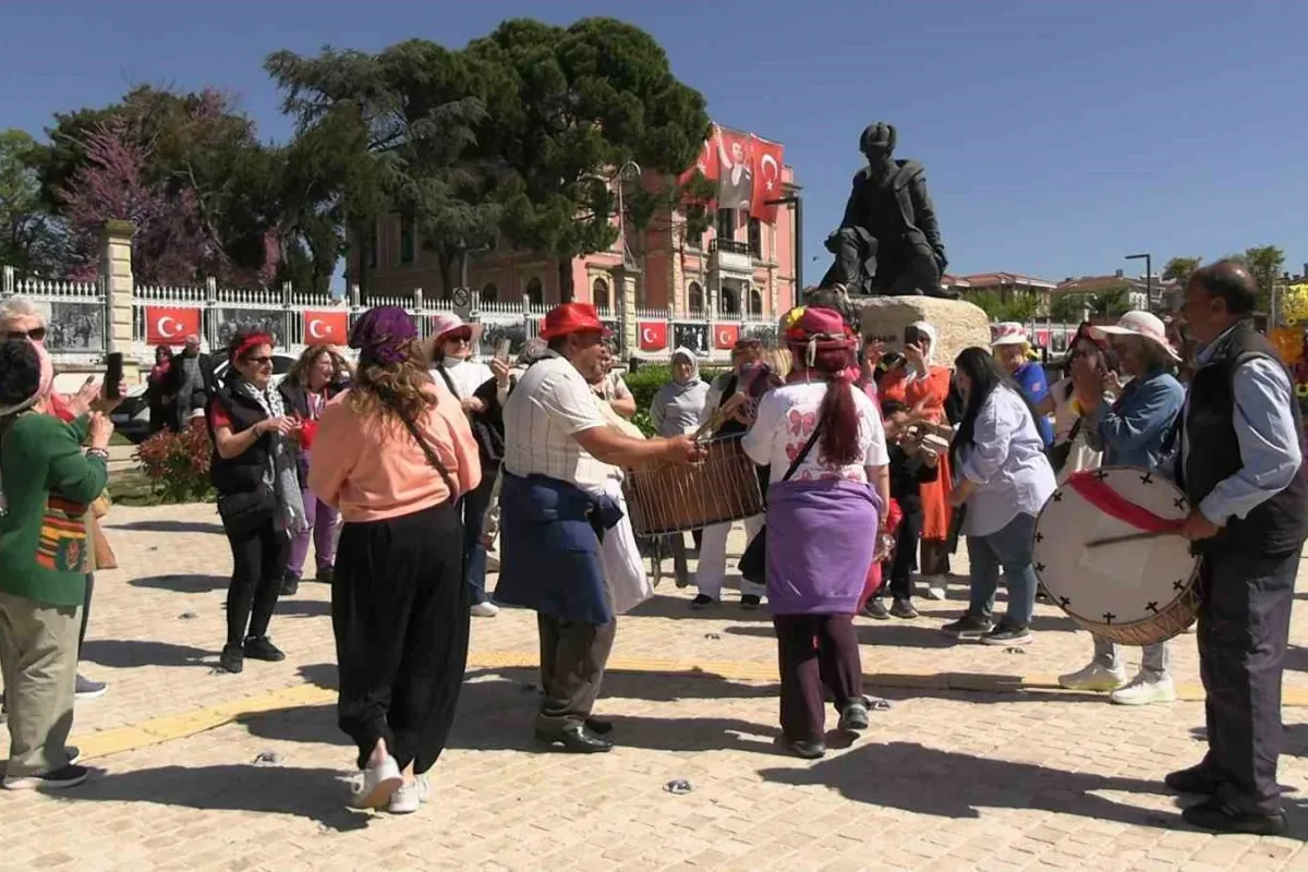 Binlerce turist Edirne’ye akın etti, Selimiye Meydanı doldu taştı: Esnaf bayram etti