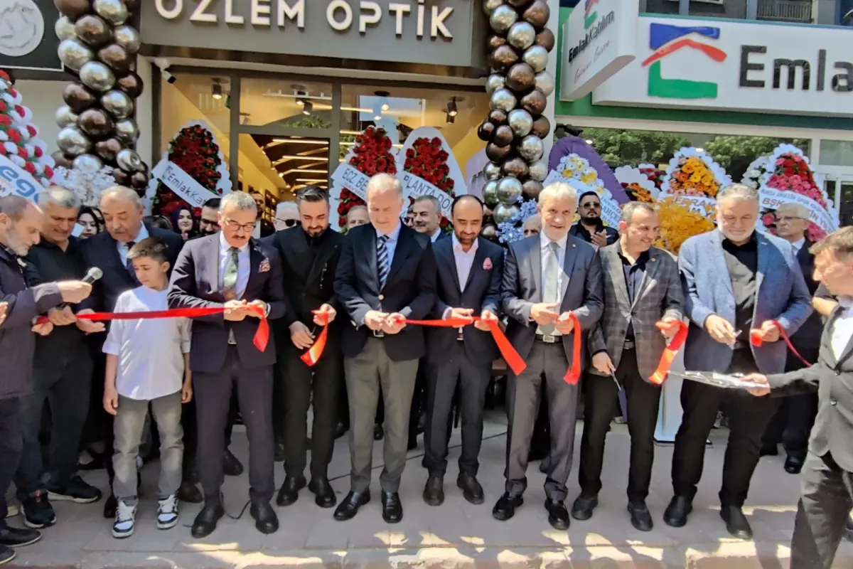 İnegöl’de Özlem Optik yenilenen mağazasıyla açıldı