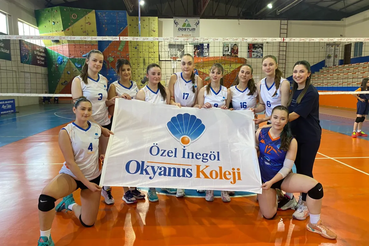 İnegöl'de genç kızlar voleybol takımı kupaya uzandı