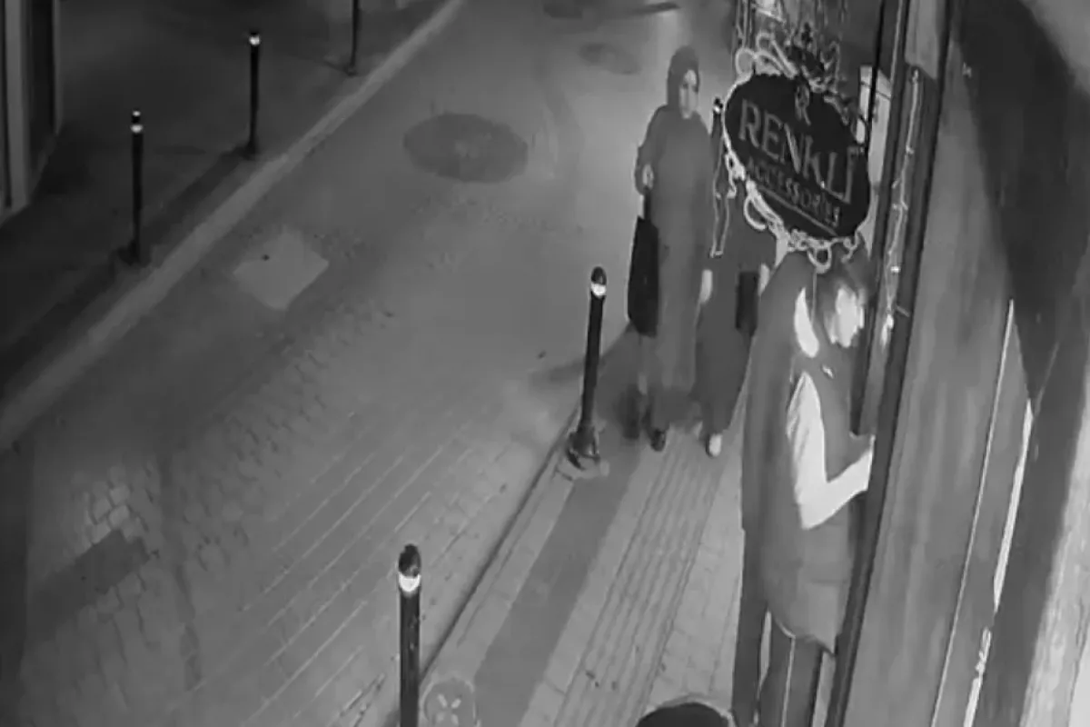 Çevredeki vatandaşlara aldırış etmeden iş yerinin kapısını zorladılar