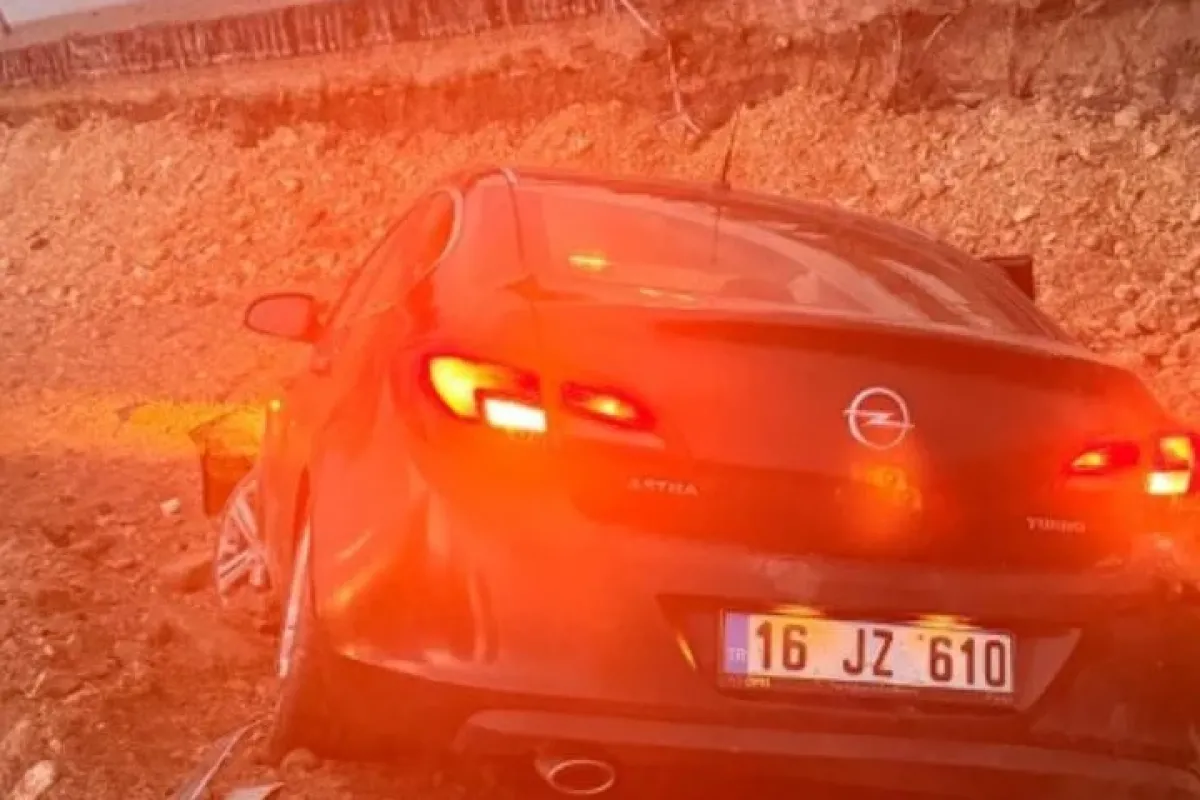 Kontrolden çıkan otomobil inşaata uçtu: 2 yaralı