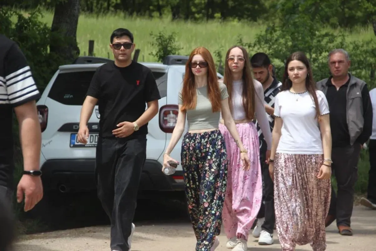 Eş adaylarını bulmak için gün boyu volta attılar