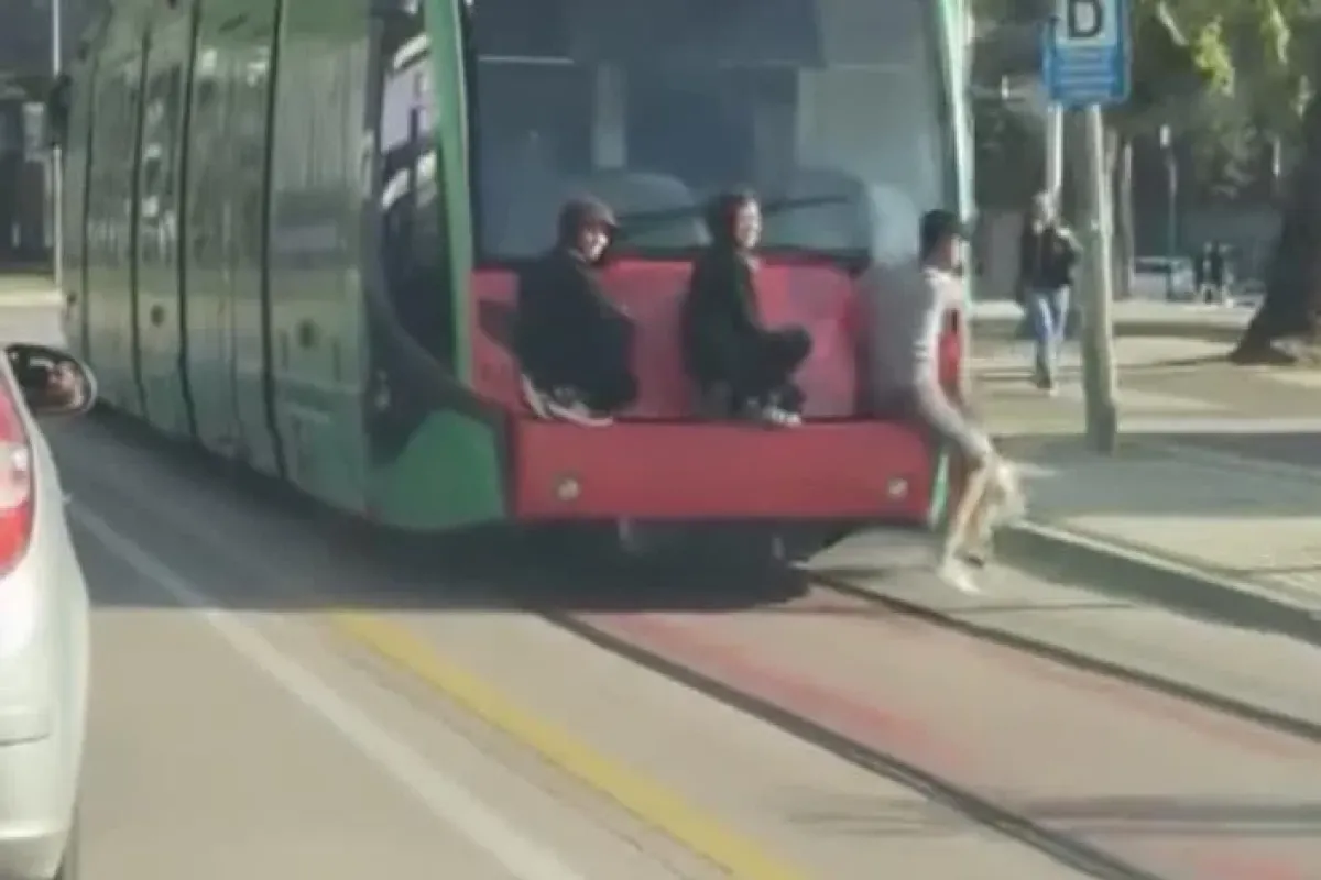Gençler tramvayın arkasında ölümle burun buruna!