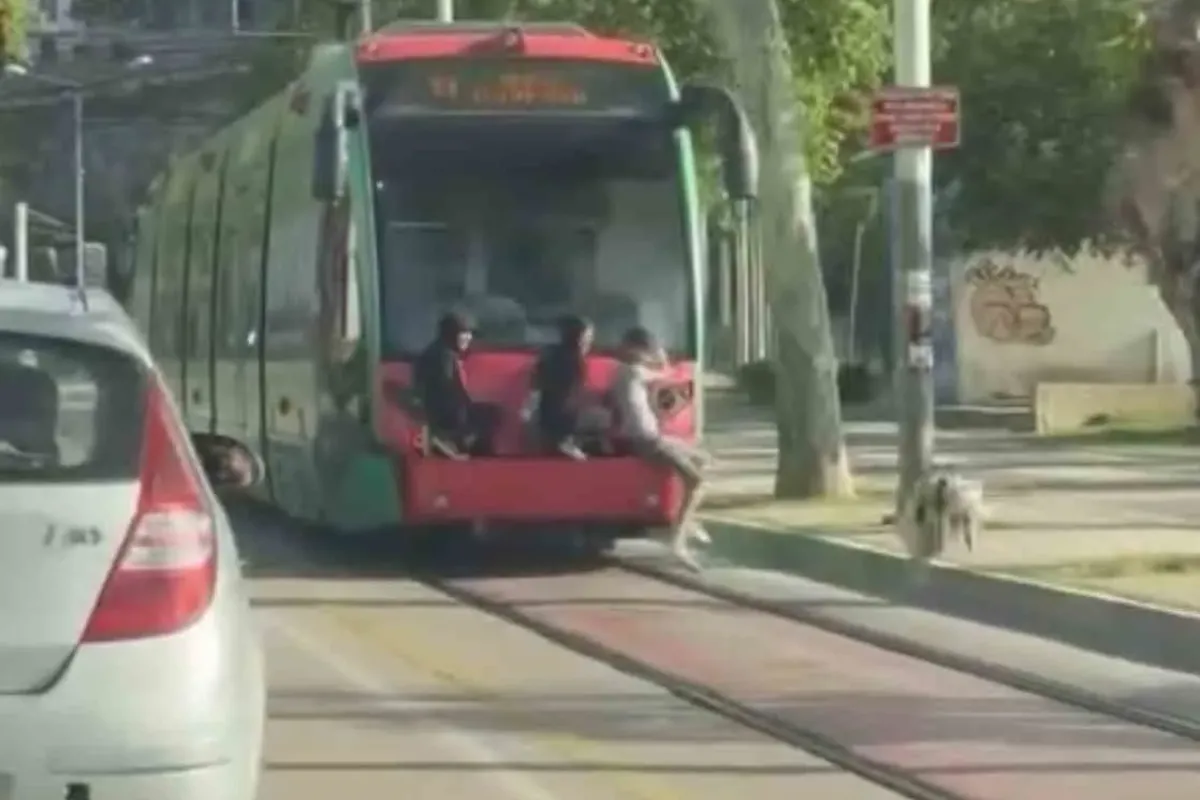 Bursa’da gençlerin tramvay arkasındaki tehlikeli yolculuğu kamerada