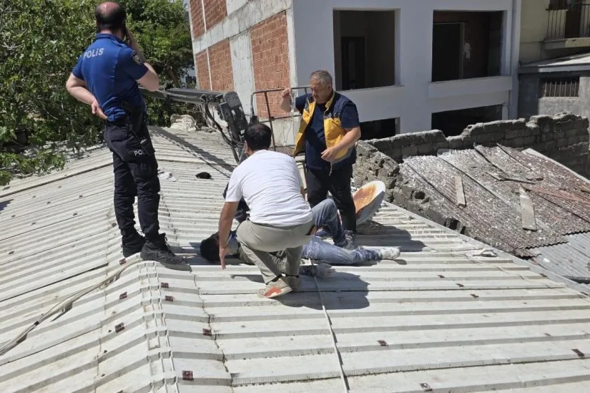 Korkunç kazada çatıya düştüler!