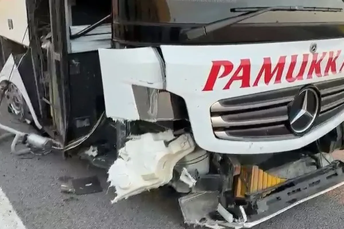 Lastiği patlayan yolcu otobüsünde can pazarı: Muavin kopan kapıdan aşağı uçtu