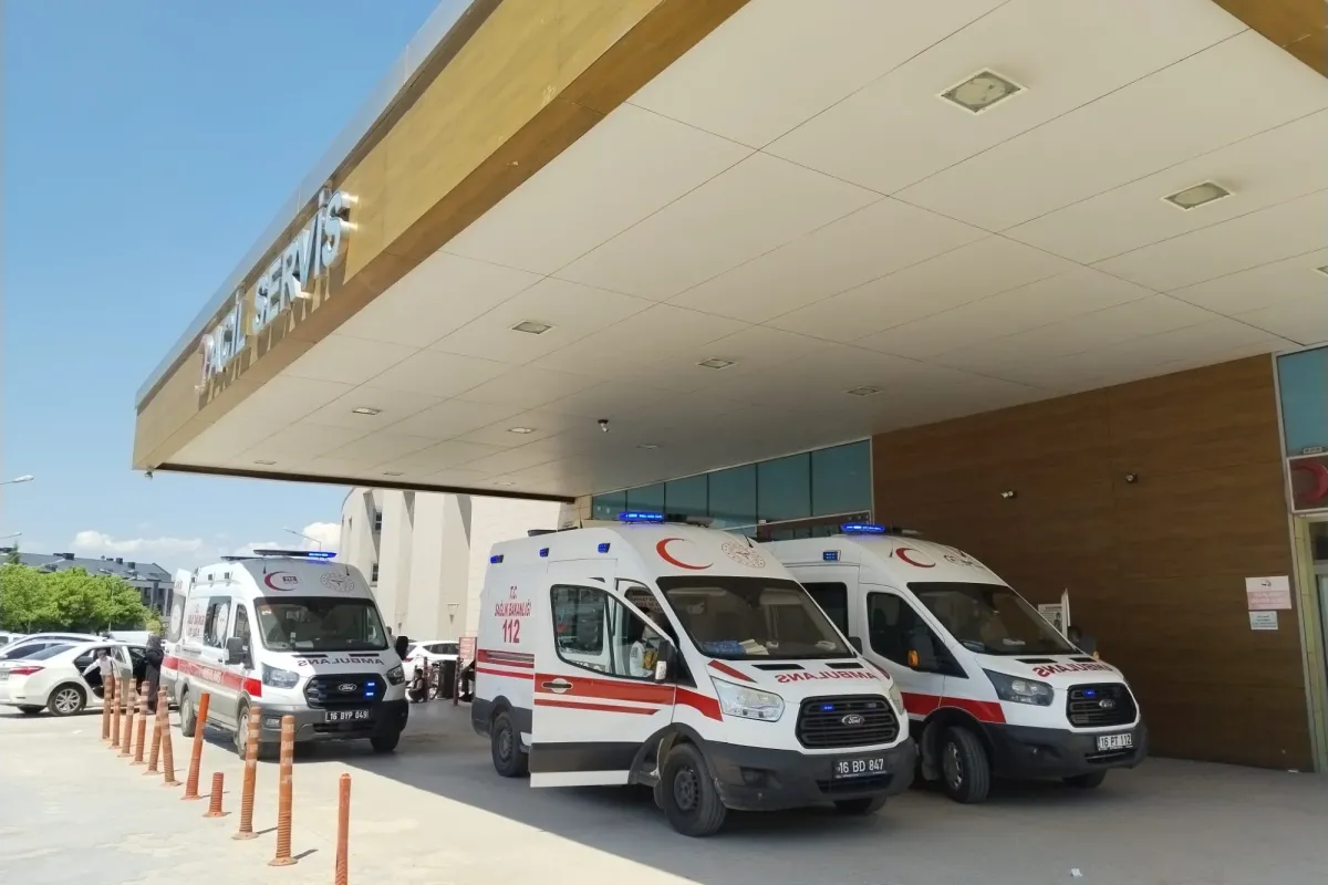 İnegöl’de düğün konvoyunda para almak isteyen çocuğa araba çarptı