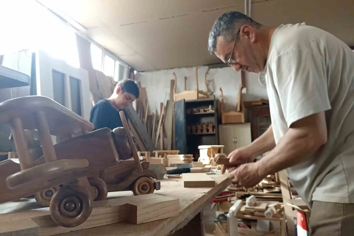 Atmaya kıyamadığı ahşapları sanat eserine çeviren 50 yıllık ustanın oyuncak arabaları ilgi görüyor