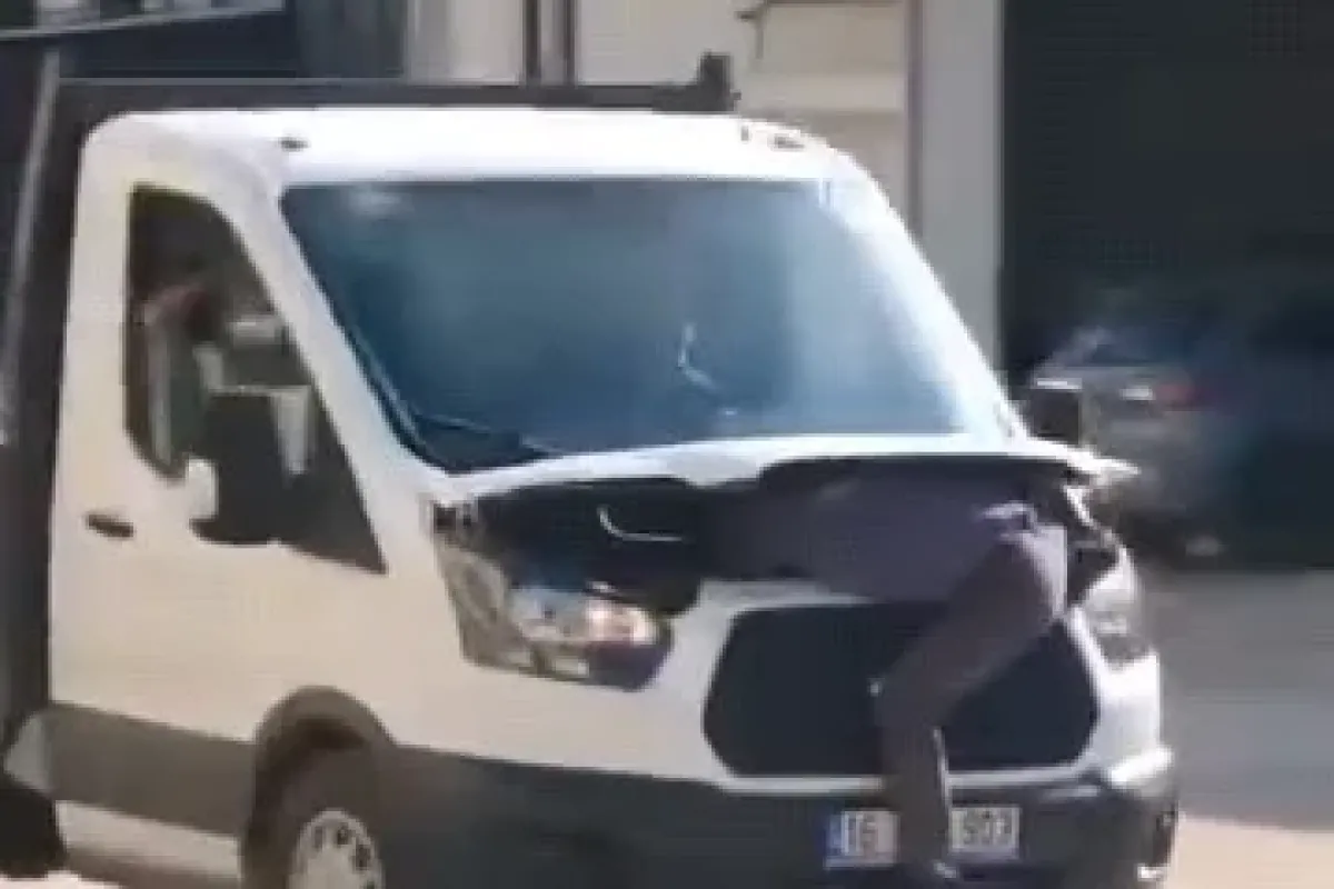 İnegöl'de kamyonetin motorunda yolculuk yaptı, 40 bin TL'yi kurtardı