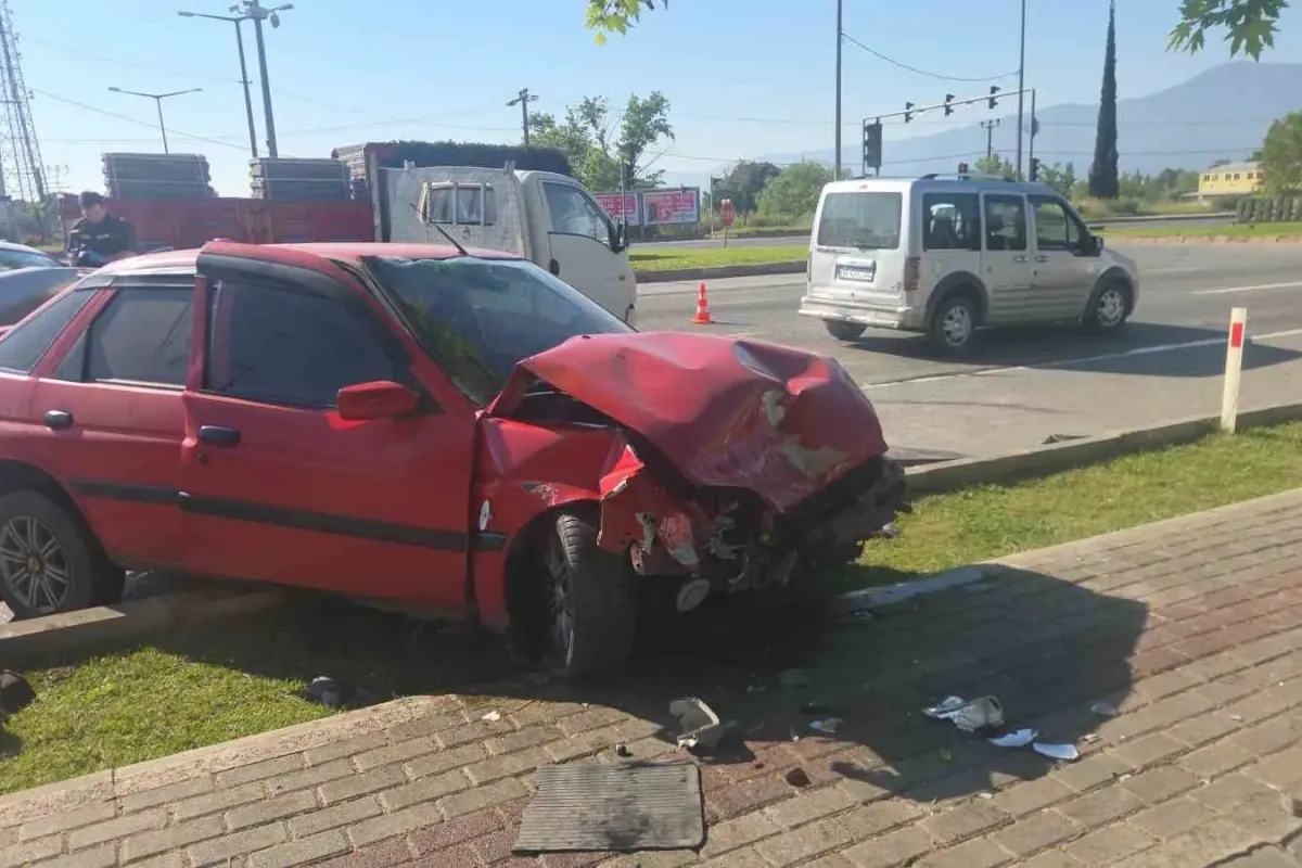 Kavşakta 4 araç birbirine girdi : 1 ölü 4 yaralı