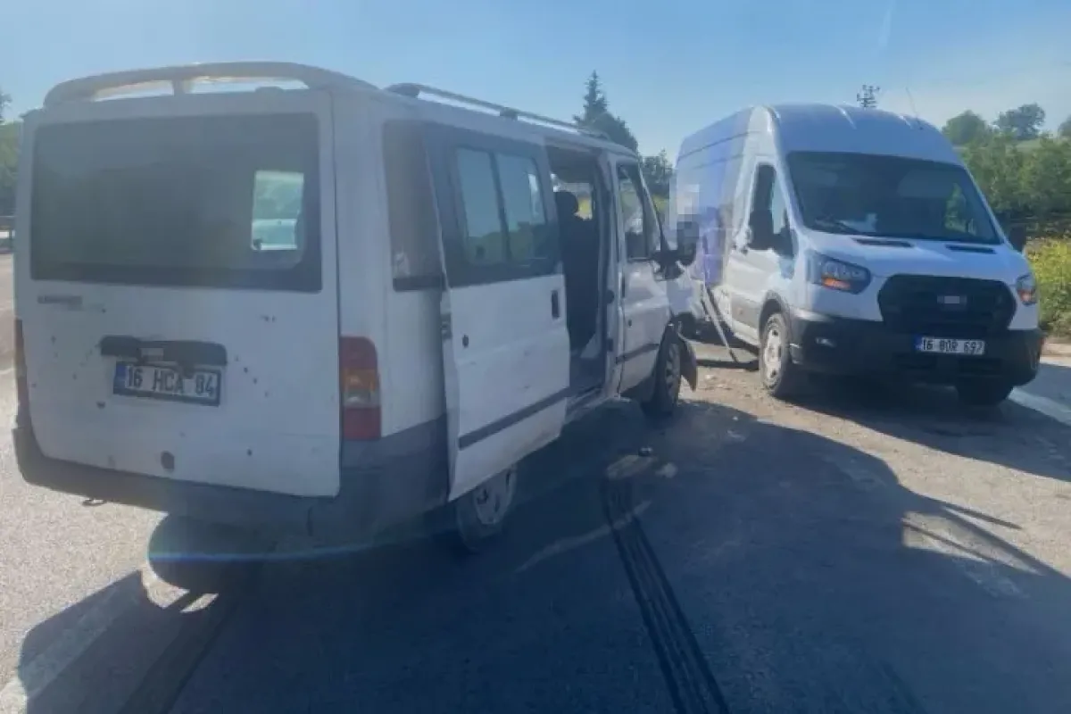 Bursa’da 2 minibüs çarpıştı : 4 kişi yaralandı