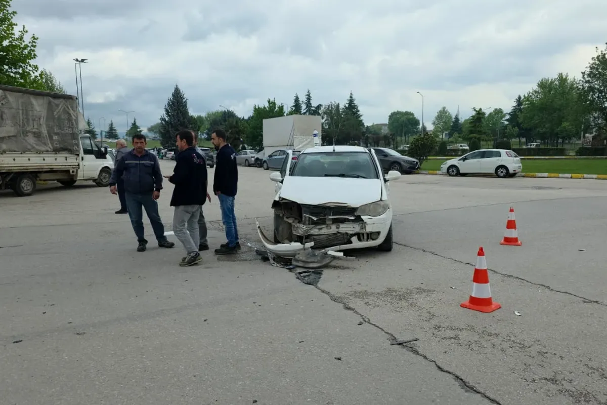 İnegöl'de kavşakta feci kaza! 1 yaralı