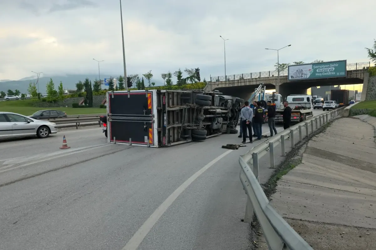 İnegöl'de karton yüklü kamyon devrildi