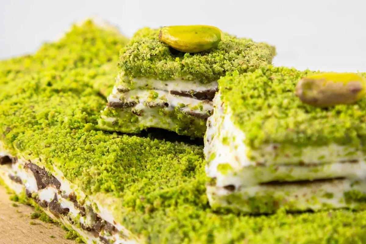 Gelinim Mutfakta fıstıklı kat kat pasta tarifi