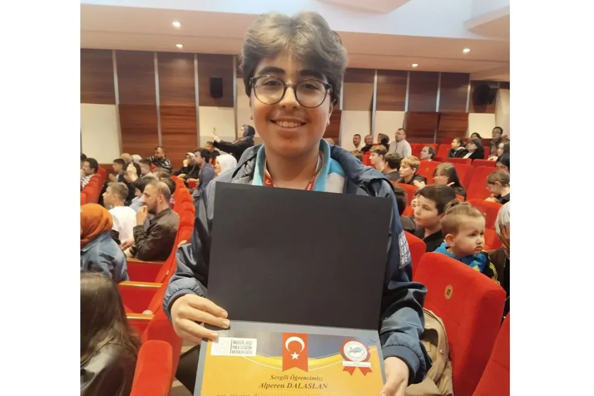 İnegöl'de 7. sınıf öğrencisi Alperen altın madalyanın sahibi oldu