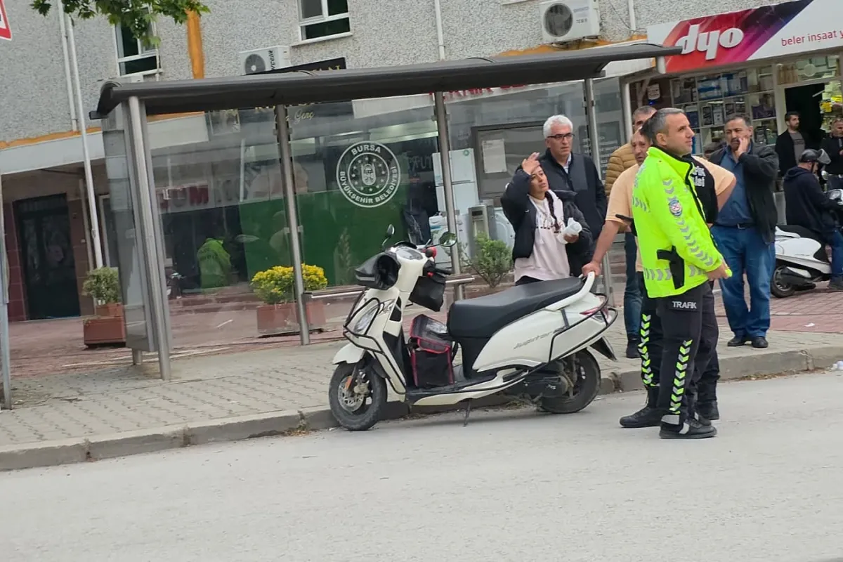 İnegöl'de otomobilin çarptığı kadın kurye yaralandı