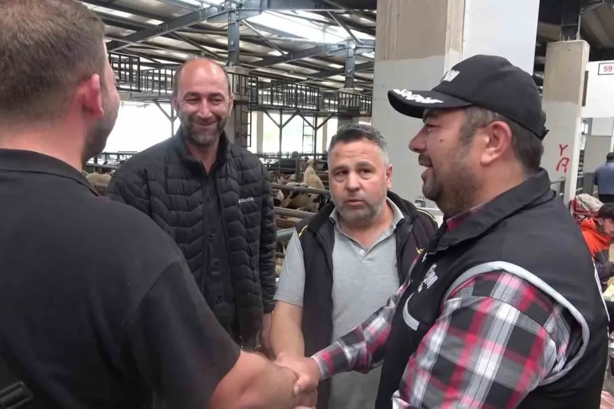 Kurban pazarında güldüren anlar :Mali Polis çetin pazarlığa dahil oldu