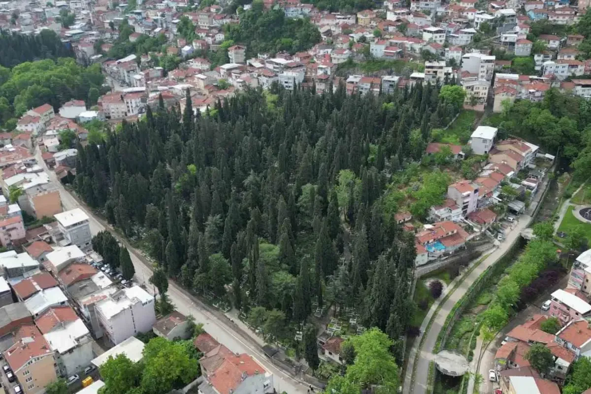 Bursa’da mezarlıklar bayrama hazır