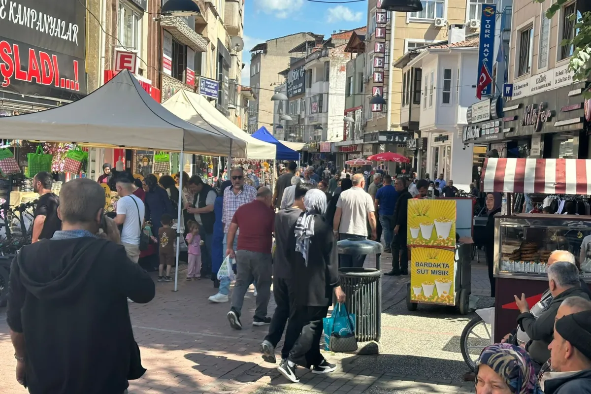 İnegöl Kapalı Çarşı’da arife günü insan seli! Adım atacak yer kalmadı