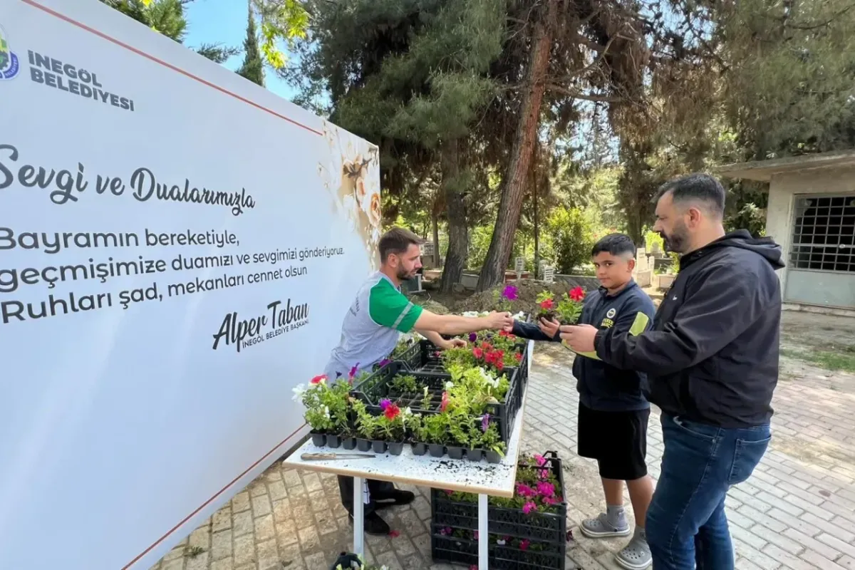 İnegöl’de mezarlıklar çiçek açtı!