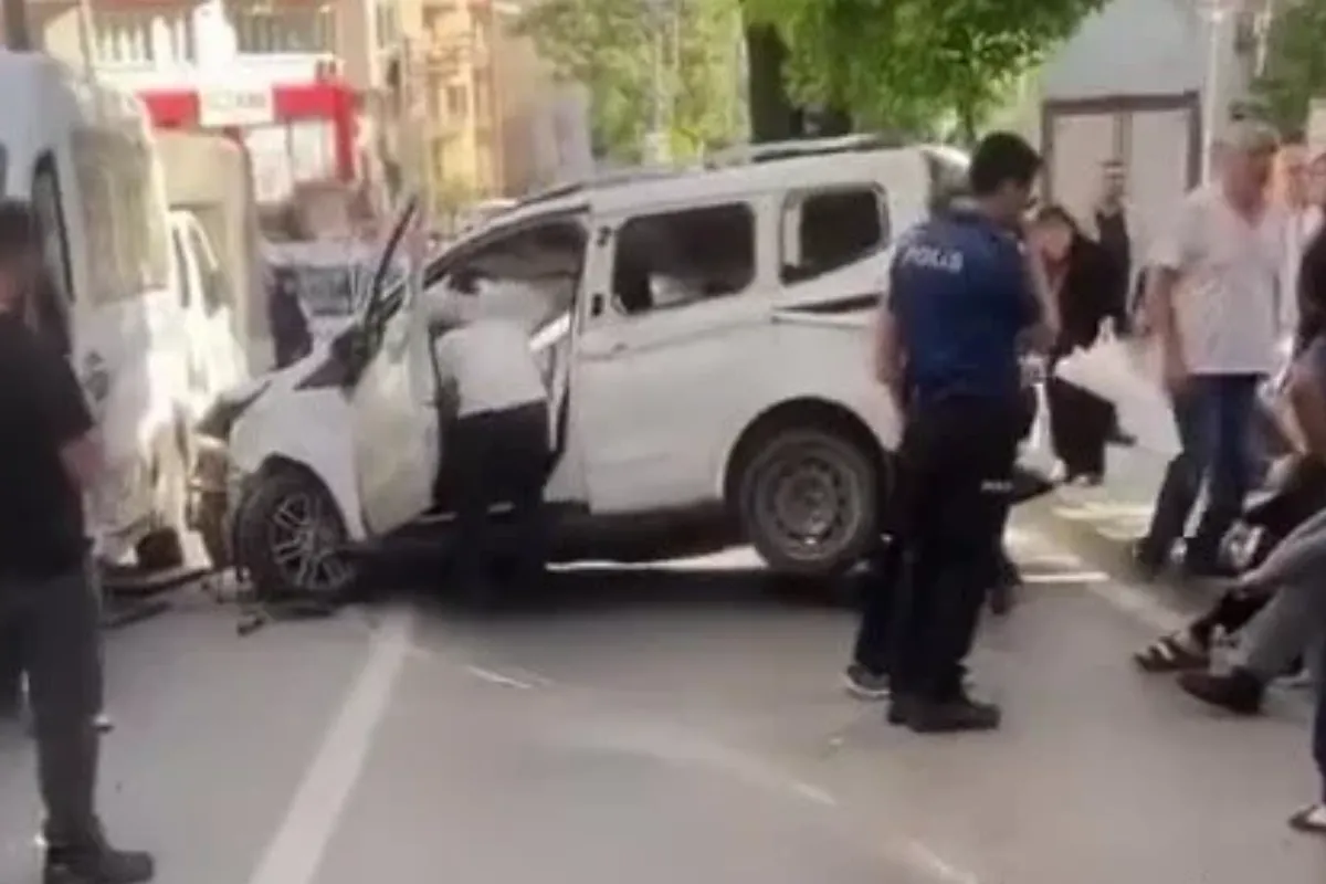 Feci kazada ortalık savaş alanına döndü! Sürücü camdan fırladı