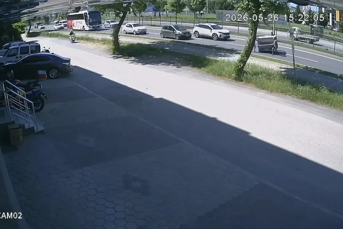 Kamyonetten düşen demir kafes faciaya davetiye çıkardı