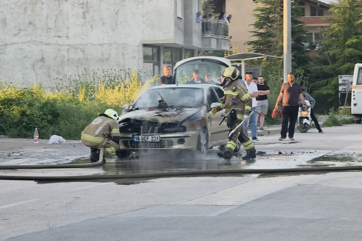 İnegöl'de seyir halindeki otomobilin motoru alev aldı