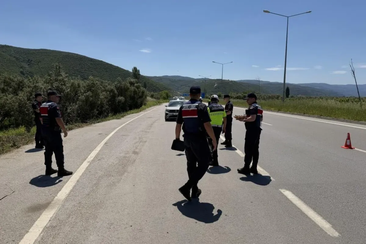 Jandarma bu kez ceza yerine bakın ne dağıttı!