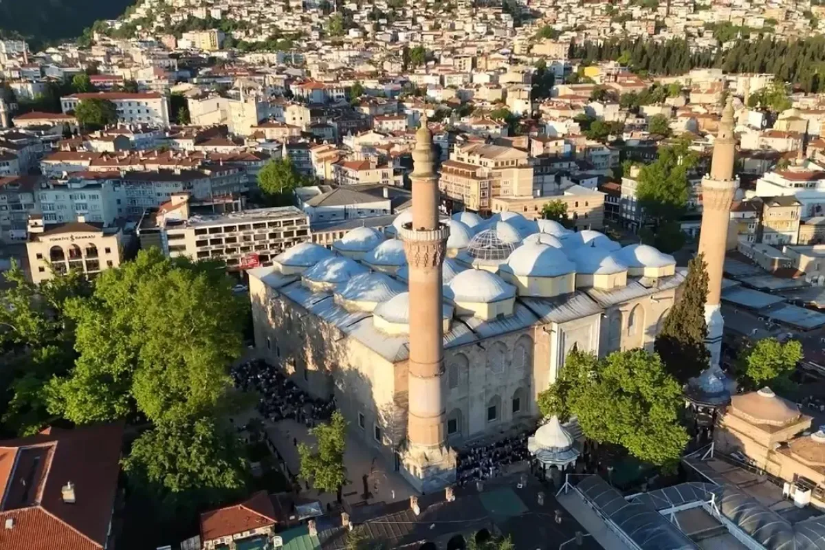 Bursa’da bayram coşkusu tarihi camilerde yaşandı