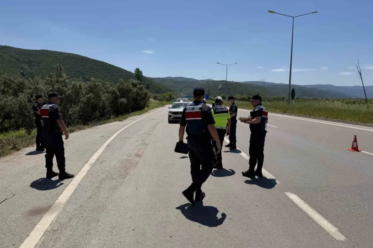 Jandarmadan durdurduğu sürücülere ceza yerine çikolata